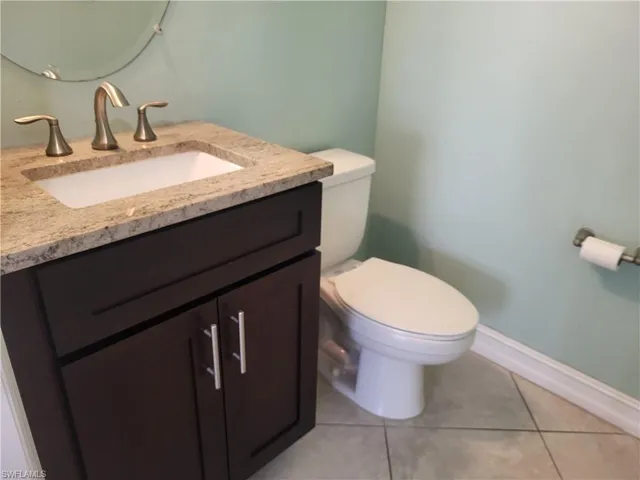 Half bathroom in first floor