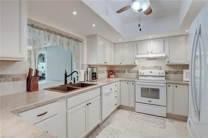 Kitchen/trey ceiling
