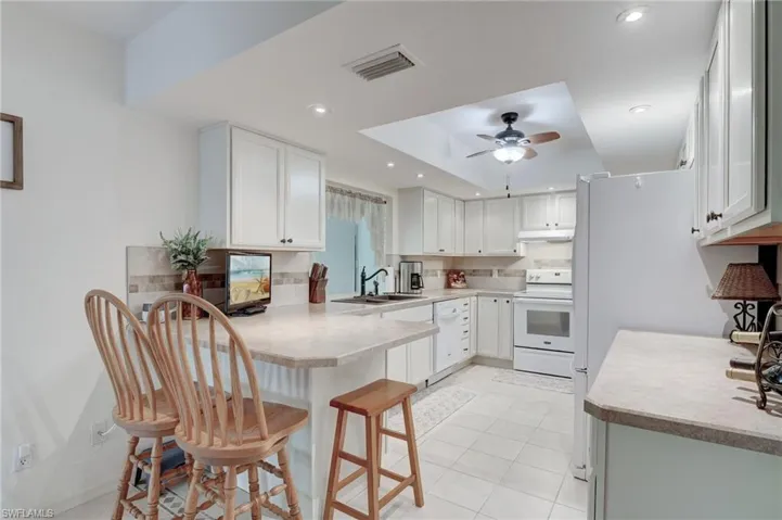 breakfast bar/kitchen