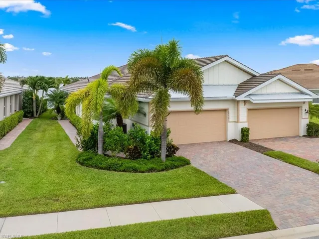 View of front facade with a garage and a front yard