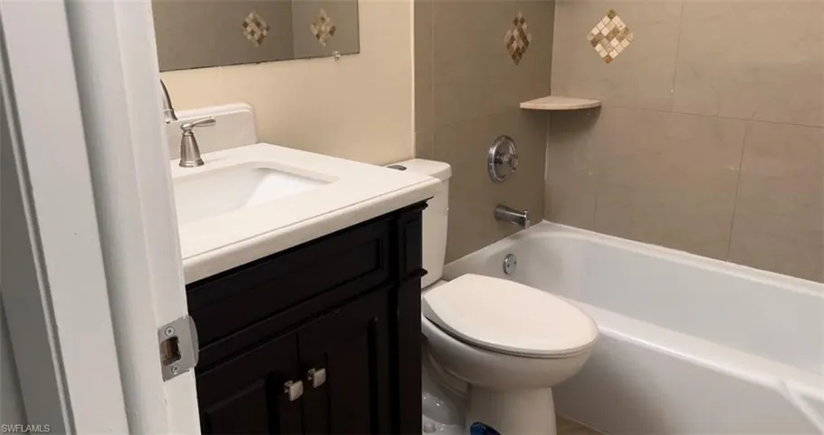 3325  Airport  RD, Naples, FL 34105
