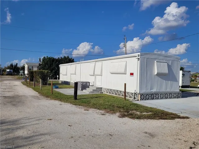 Yes, the place is painted yellow on 2 sides and white on 2 sides.