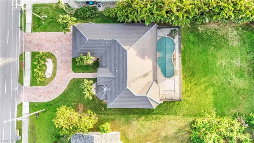 Birds eye view of property