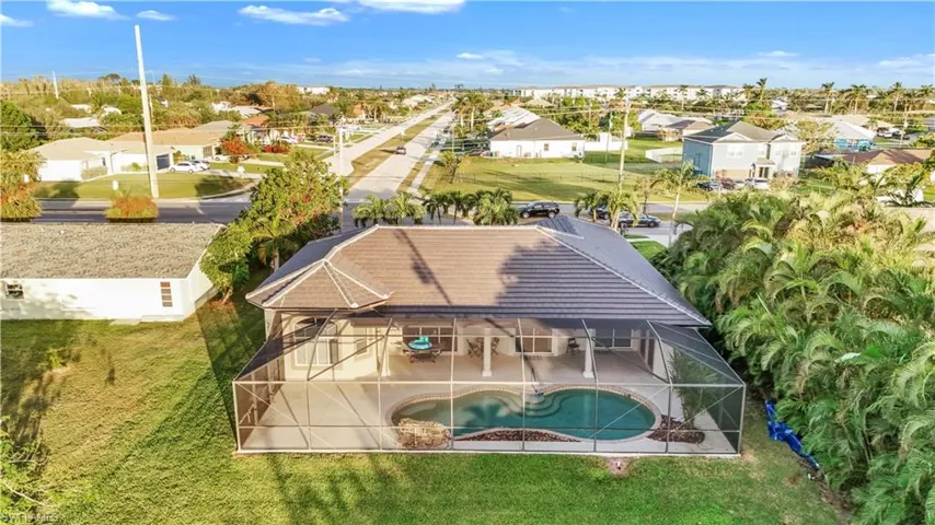 Birds eye view of property