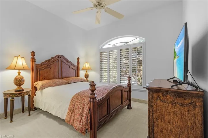 Guest bedroom with ceiling fan