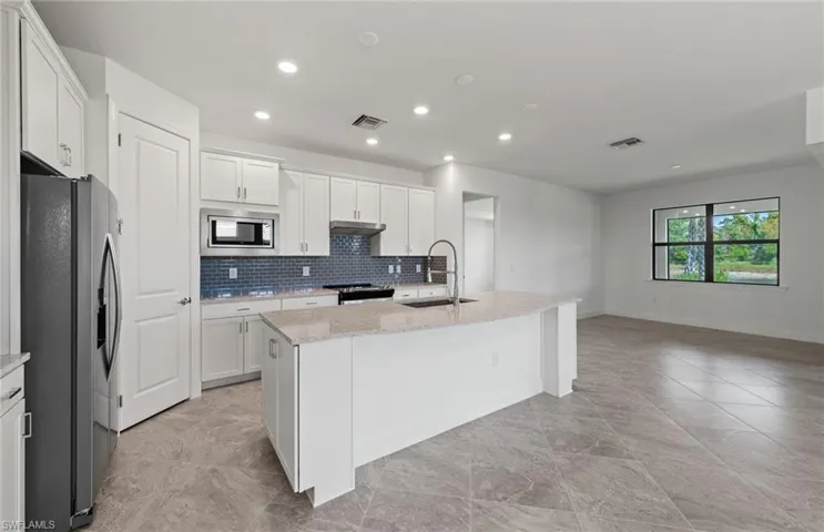 Quartz countertops, stylish backsplash, kitchen island