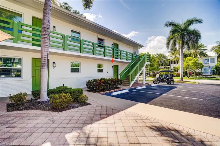 975  9th S AVE, Naples, FL 34102