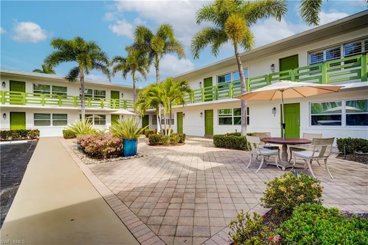 975  9th S AVE, Naples, FL 34102