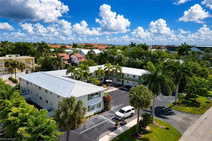 975  9th S AVE, Naples, FL 34102