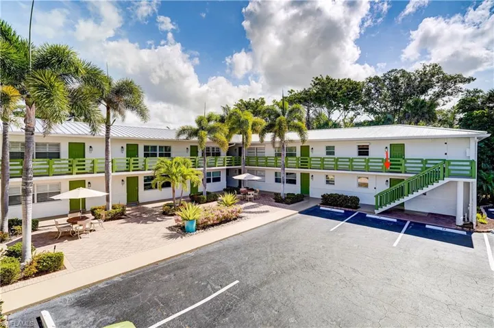 975  9th S AVE, Naples, FL 34102
