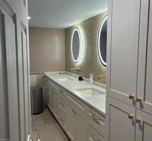 800  River Point  DR, Naples, FL 34102