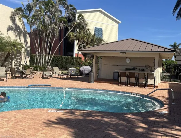 800  River Point  DR, Naples, FL 34102