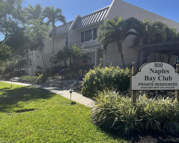 800  River Point  DR, Naples, FL 34102