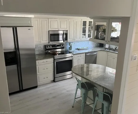 800  River Point  DR, Naples, FL 34102