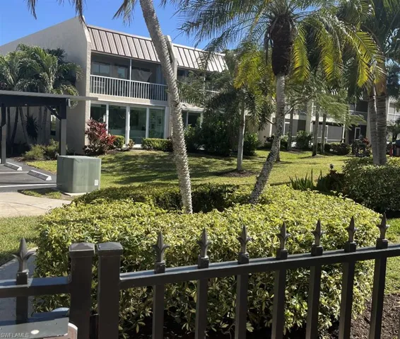 800  River Point  DR, Naples, FL 34102