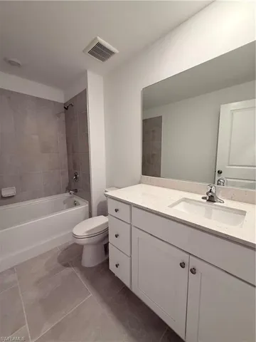 Bathroom with vanity and bathtub / shower combination