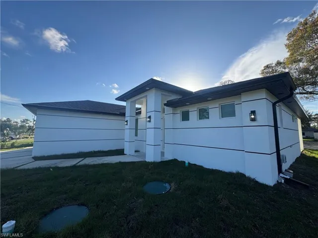 View of front of home featuring a front yard