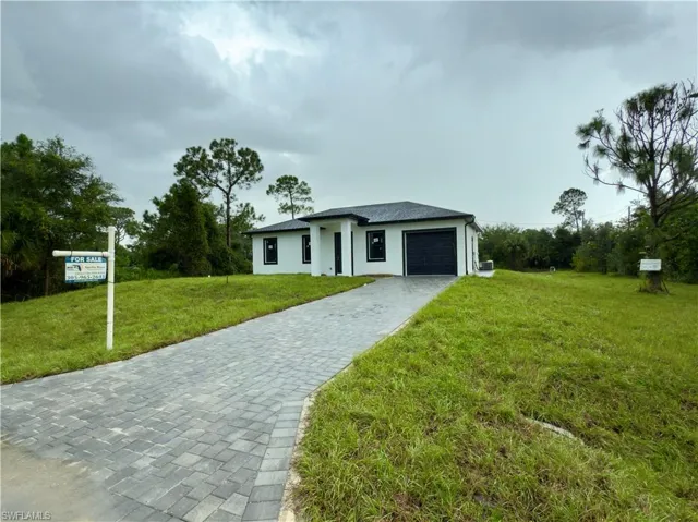 View of grassy yard