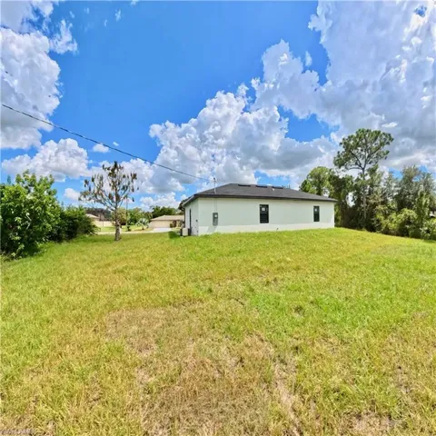 View of grassy yard