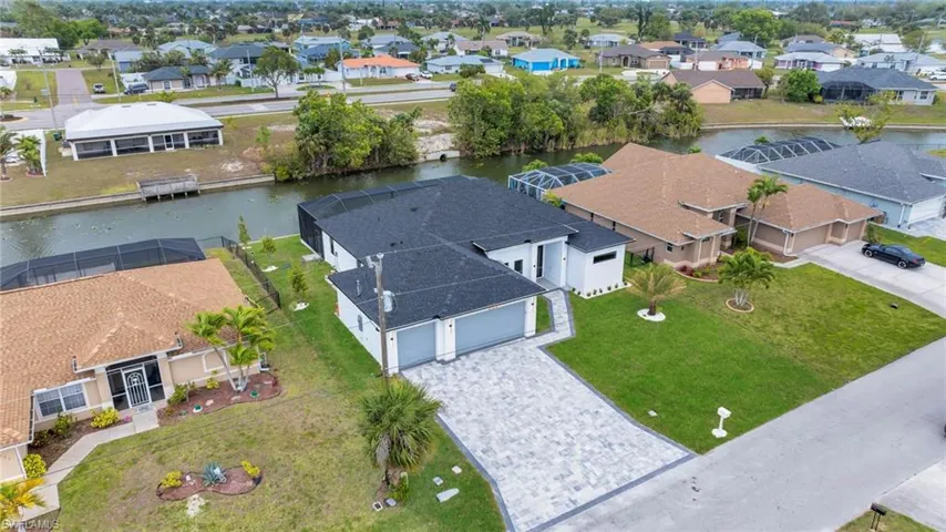 Bird's eye view featuring a residential view and a water view