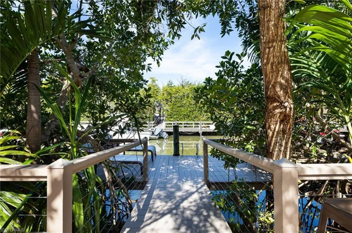 1595  Curlew  AVE, Naples, FL 34102