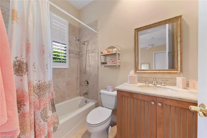 En-suite Guest bath #2