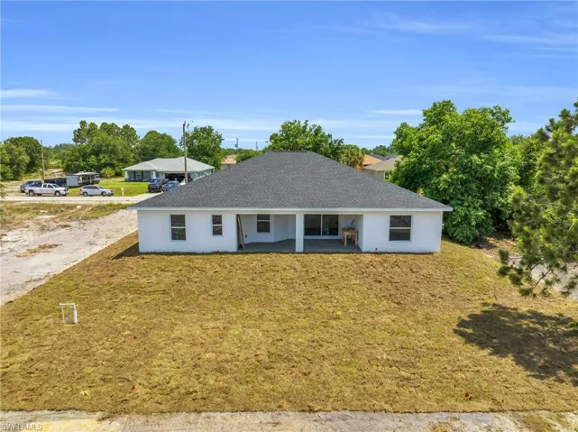 View of front facade with a front yard