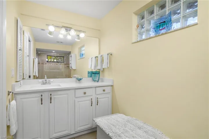 Guest Ensuite bath 2