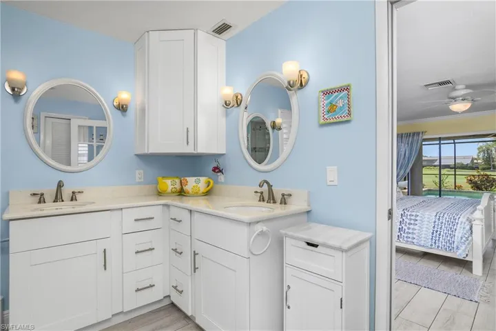 Dual Sinks Mstr Bath