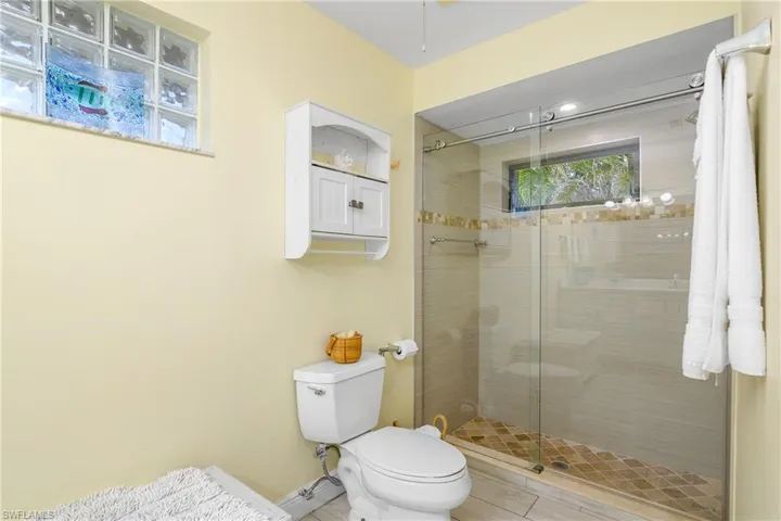 Guest ensuite bath 3