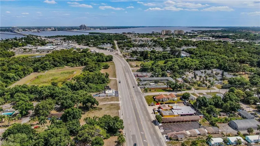 1517 N Tamiami  TRL, North Fort Myers, FL 33903