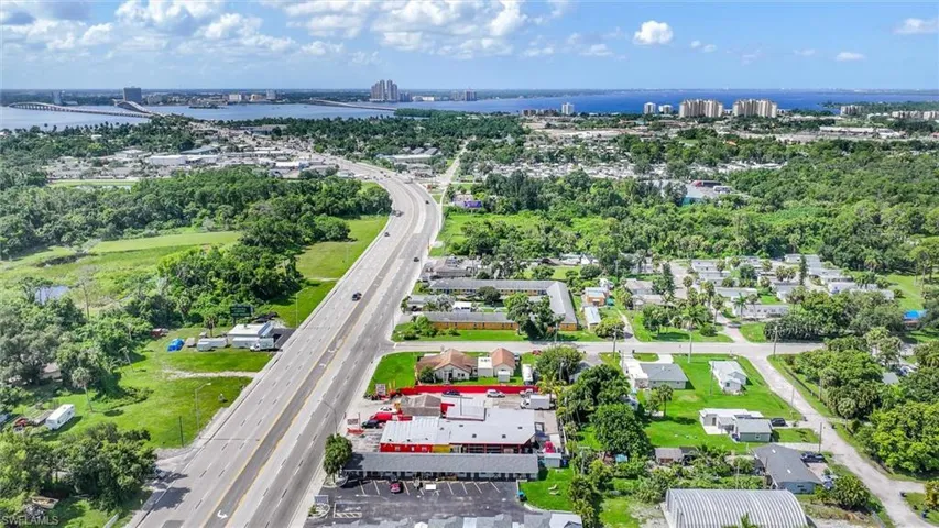 1517 N Tamiami  TRL, North Fort Myers, FL 33903