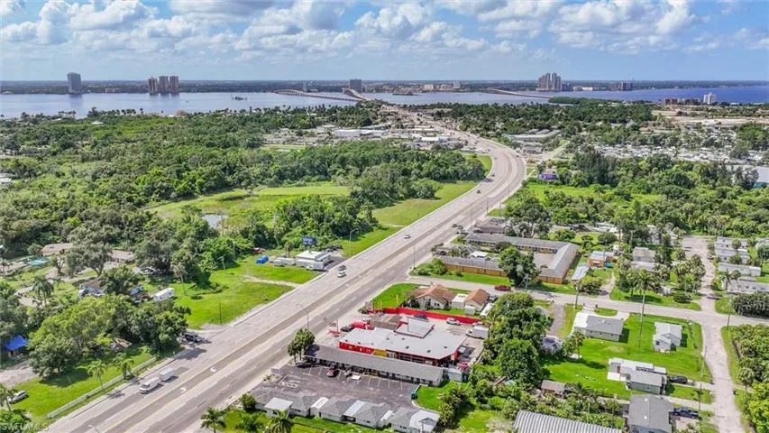 1517 N Tamiami  TRL, North Fort Myers, FL 33903