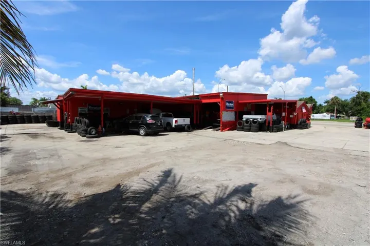 1517 N Tamiami  TRL, North Fort Myers, FL 33903