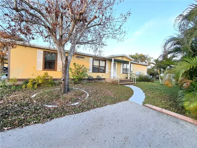 Manufactured / mobile home with a front lawn