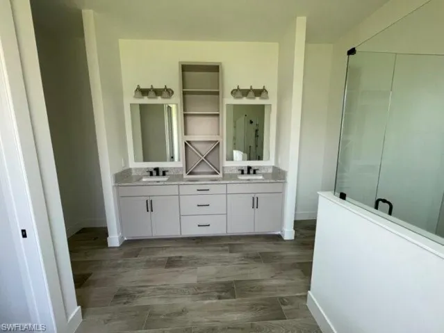 Master bathroom, dual vaniities