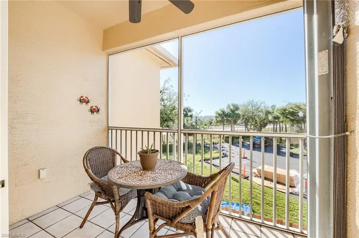 Sunroom with ceiling fan