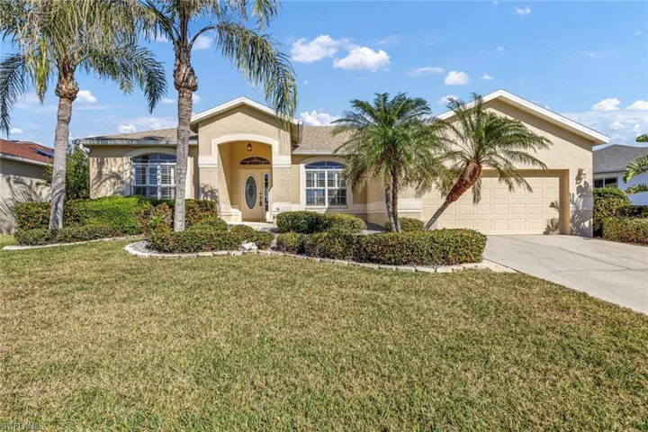 View of front facade featuring a garage and a front yard