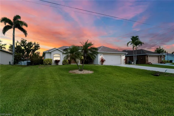 Ranch-style house with driveway, a front lawn, an attached garage, stucco siding, and cooling unit