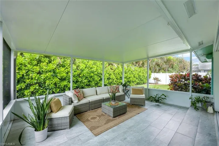 Expansive screened lanai
