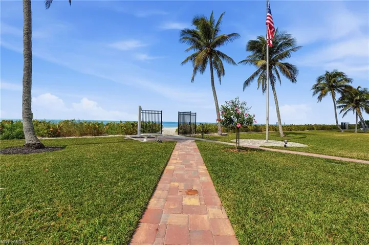 10691  Gulf Shore  DR, Naples, FL 34108