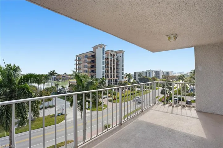 10691  Gulf Shore  DR, Naples, FL 34108