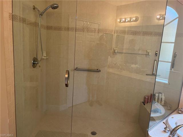 Oversized shower with upgraded shower doors.