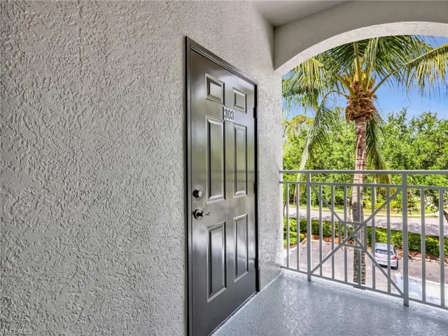 1882  Tarpon Bay S DR, Naples, FL 34119