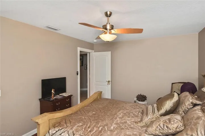 Ceiling fan with integrated lighting