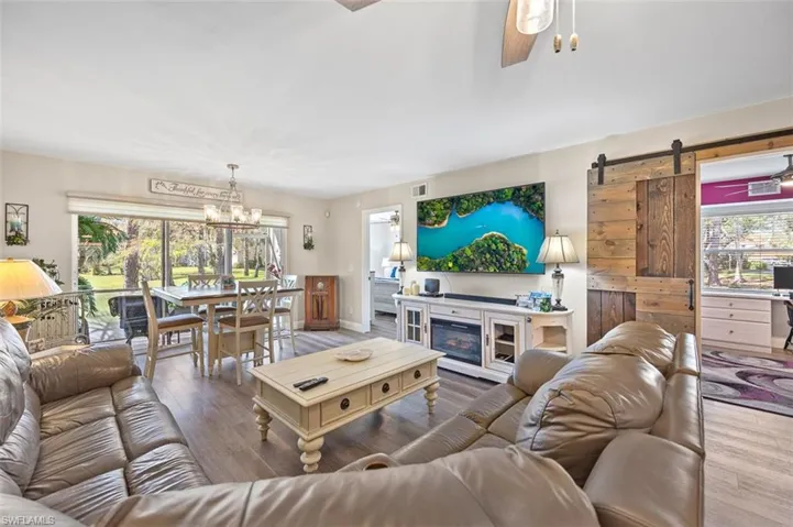 Living room with view to lanai