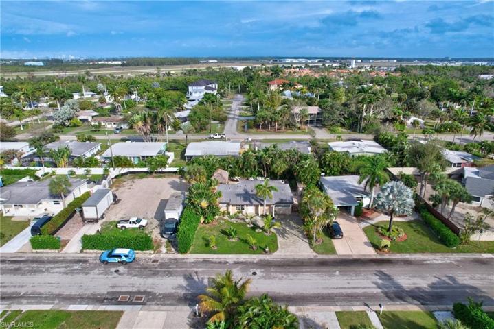 2123  Holiday  LN, NAPLES, FL 34104