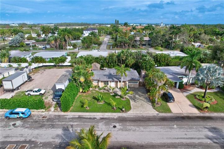 2123  Holiday  LN, NAPLES, FL 34104