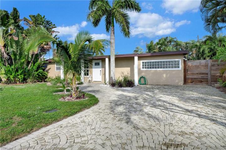 2123  Holiday  LN, NAPLES, FL 34104