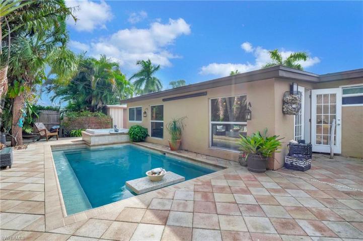 2123  Holiday  LN, NAPLES, FL 34104